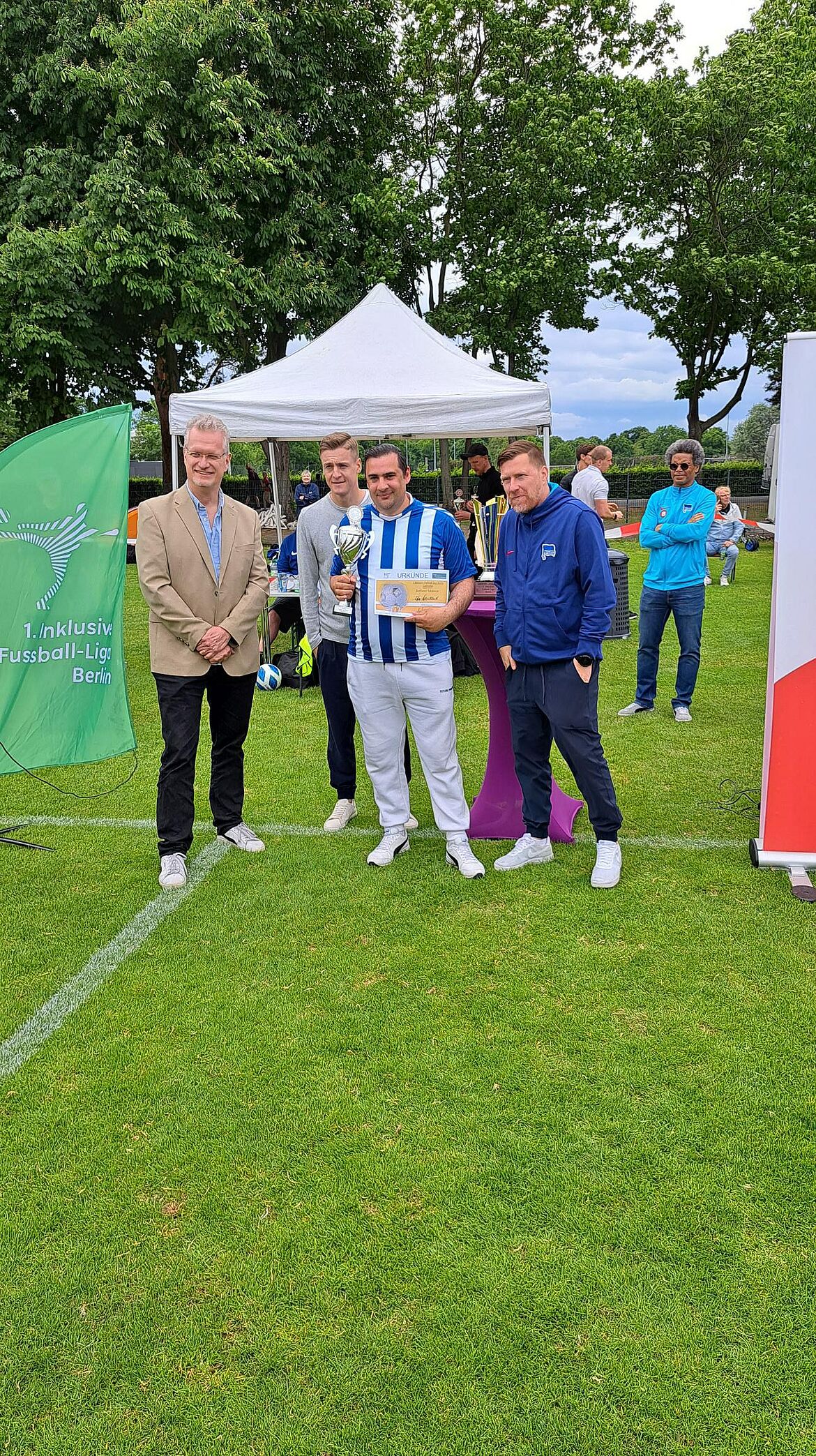 Pokal-Übergabe für die Meisterschaft der SG Neukölln in der Landesliga.